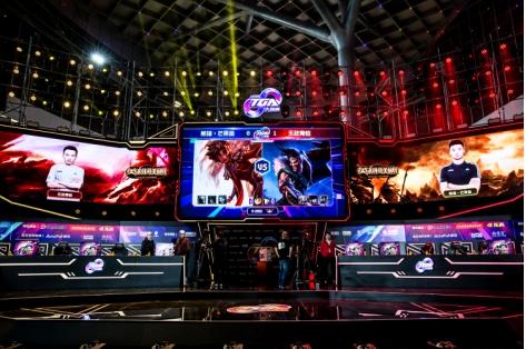 他通过手递 他通过手递